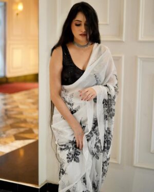 Jaspreet Kaur Instagram - Radiating light and love ❤️
#saree #sareediaries #sareeposes #ethnicwear #divinefeminine #indianinfluencer