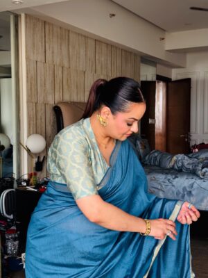 Javeria Abbasi Instagram - My love for saari 💙getting ready for @ushnashah ‘s show 🤍