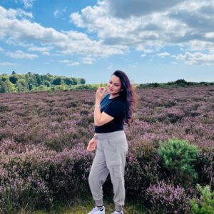 Javeria Abbasi Instagram - Lavender Fields 🪻
(where flowers bloom so does the hope) @bia_qavi  @shanzayystarss ♥️