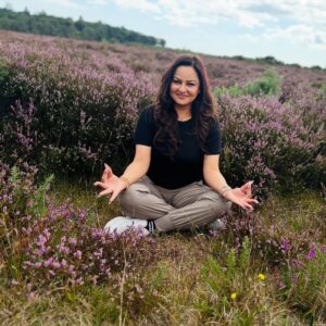 Javeria Abbasi Instagram - Lavender Fields 🪻
(where flowers bloom so does the hope) @bia_qavi  @shanzayystarss ♥️