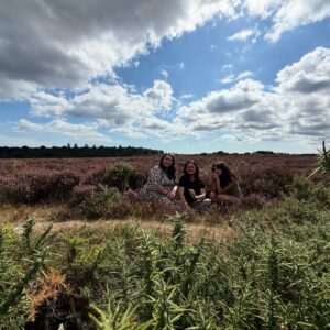 Javeria Abbasi Instagram - Lavender Fields 🪻
(where flowers bloom so does the hope) @bia_qavi  @shanzayystarss ♥️