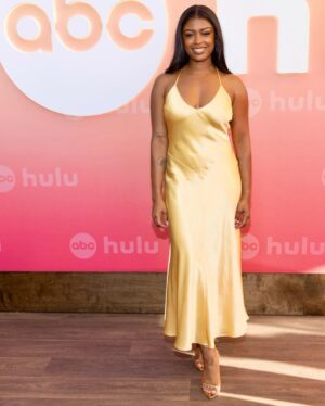 Javicia Leslie Instagram - Last days of summer with @ABC and my @highpotentialabc family 💛 This dress was definitely giving Andie in ‘How to Lose a Guy in 10 Days’ ☺️ Also, @nolwencif you always shoot the most perfect photos! Thank you!