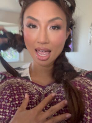 Jeannie Mai Instagram - Diwali—the festival of love and light—showed up in my life this year through the most beautiful people. Sometimes the universe gives you everything you need in a single evening: laughter, warmth, friendship, and a reminder that life will carry you if you just keep holding on✨
Thank you to everyone who made this night a journey of joy and reflection, and especially to @lilly for welcoming me with so much heart🙏🏽
Still wearing my Diwali braids the next morning at Monaco’s school meeting cuzzz when ur wrapped in light, ya carry it everywhere you go duh 😌
Makeup @ydderfc
Hair @noogiethai
Entire outfit & accessories @saripalace ✨