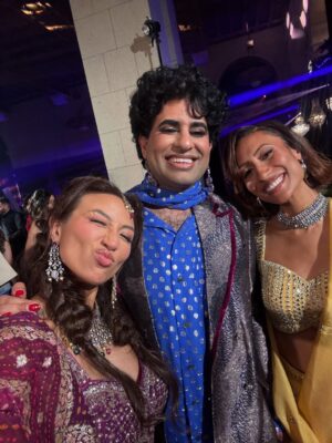 Jeannie Mai Instagram - Diwali—the festival of love and light—showed up in my life this year through the most beautiful people. Sometimes the universe gives you everything you need in a single evening: laughter, warmth, friendship, and a reminder that life will carry you if you just keep holding on✨
Thank you to everyone who made this night a journey of joy and reflection, and especially to @lilly for welcoming me with so much heart🙏🏽
Still wearing my Diwali braids the next morning at Monaco’s school meeting cuzzz when ur wrapped in light, ya carry it everywhere you go duh 😌

Makeup @ydderfc 
Hair @noogiethai 
Entire outfit & accessories @saripalace ✨