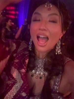 Jeannie Mai Instagram - Diwali—the festival of love and light—showed up in my life this year through the most beautiful people. Sometimes the universe gives you everything you need in a single evening: laughter, warmth, friendship, and a reminder that life will carry you if you just keep holding on✨
Thank you to everyone who made this night a journey of joy and reflection, and especially to @lilly for welcoming me with so much heart🙏🏽
Still wearing my Diwali braids the next morning at Monaco’s school meeting cuzzz when ur wrapped in light, ya carry it everywhere you go duh 😌
Makeup @ydderfc
Hair @noogiethai
Entire outfit & accessories @saripalace ✨