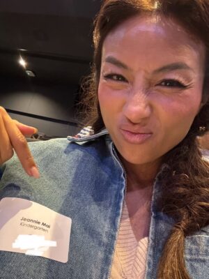 Jeannie Mai Instagram - Diwali—the festival of love and light—showed up in my life this year through the most beautiful people. Sometimes the universe gives you everything you need in a single evening: laughter, warmth, friendship, and a reminder that life will carry you if you just keep holding on✨
Thank you to everyone who made this night a journey of joy and reflection, and especially to @lilly for welcoming me with so much heart🙏🏽
Still wearing my Diwali braids the next morning at Monaco’s school meeting cuzzz when ur wrapped in light, ya carry it everywhere you go duh 😌

Makeup @ydderfc 
Hair @noogiethai 
Entire outfit & accessories @saripalace ✨