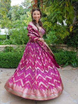 Jeannie Mai Instagram - Diwali—the festival of love and light—showed up in my life this year through the most beautiful people. Sometimes the universe gives you everything you need in a single evening: laughter, warmth, friendship, and a reminder that life will carry you if you just keep holding on✨
Thank you to everyone who made this night a journey of joy and reflection, and especially to @lilly for welcoming me with so much heart🙏🏽
Still wearing my Diwali braids the next morning at Monaco’s school meeting cuzzz when ur wrapped in light, ya carry it everywhere you go duh 😌

Makeup @ydderfc 
Hair @noogiethai 
Entire outfit & accessories @saripalace ✨