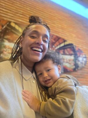 Jeirmarie Osorio Instagram - Aquí con mi bebé. No supe cuál escoger, así que las puse todas! Ando muy envueltita con este proyecto personal y muy enamoradita de este amor y suuuuuper feliz de que mi vida en este momento no es como lo que esta viviendo Luisa en #velvetelnuevoimperio 
Les mandamos muchos besos y mucho amorcito rico. 💕