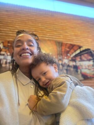 Jeirmarie Osorio Instagram - Aquí con mi bebé. No supe cuál escoger, así que las puse todas! Ando muy envueltita con este proyecto personal y muy enamoradita de este amor y suuuuuper feliz de que mi vida en este momento no es como lo que esta viviendo Luisa en #velvetelnuevoimperio 
Les mandamos muchos besos y mucho amorcito rico. 💕