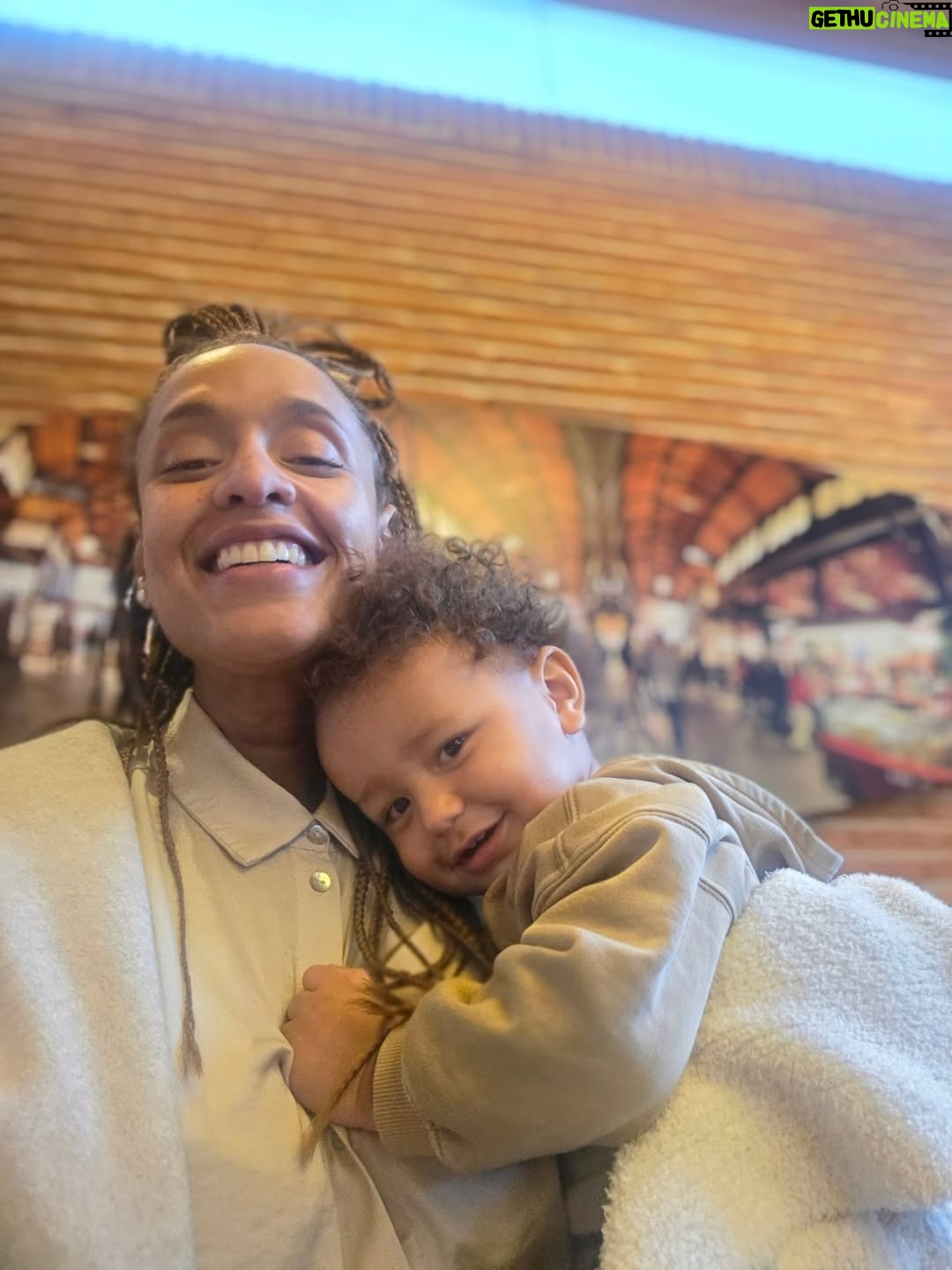 Jeirmarie Osorio - 3 Likes - Aquí con mi bebé. No supe cuál escoger, así que las puse todas! Ando muy envueltita con este proyecto personal y muy enamoradita de este amor y suuuuuper feliz de que mi vida en este momento no es como lo que esta viviendo Luisa en #velvetelnuevoimperio 
Les mandamos muchos besos y mucho amorcito rico. 💕