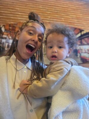 Jeirmarie Osorio Instagram - Aquí con mi bebé. No supe cuál escoger, así que las puse todas! Ando muy envueltita con este proyecto personal y muy enamoradita de este amor y suuuuuper feliz de que mi vida en este momento no es como lo que esta viviendo Luisa en #velvetelnuevoimperio 
Les mandamos muchos besos y mucho amorcito rico. 💕