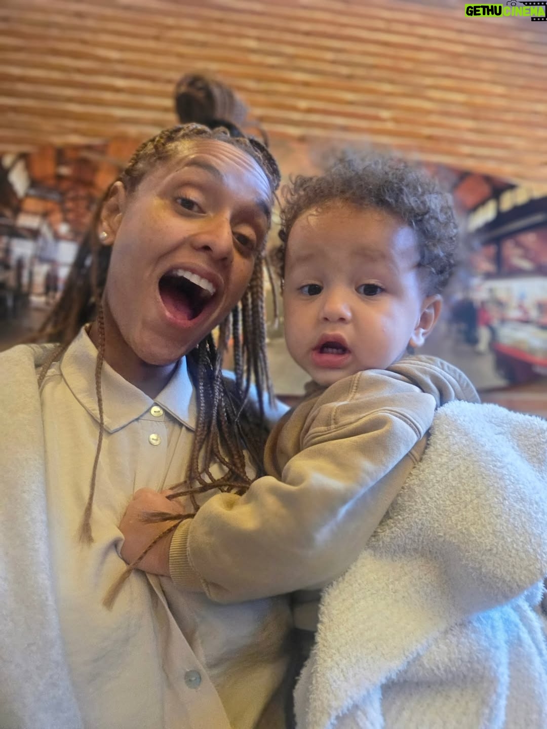 Jeirmarie Osorio - 3 Likes - Aquí con mi bebé. No supe cuál escoger, así que las puse todas! Ando muy envueltita con este proyecto personal y muy enamoradita de este amor y suuuuuper feliz de que mi vida en este momento no es como lo que esta viviendo Luisa en #velvetelnuevoimperio 
Les mandamos muchos besos y mucho amorcito rico. 💕