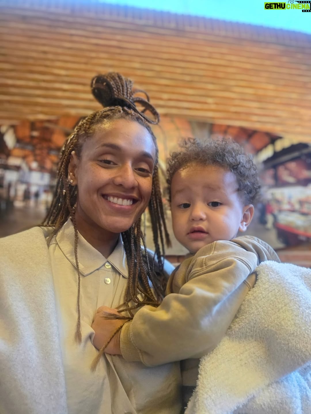 Jeirmarie Osorio - 3 Likes - Aquí con mi bebé. No supe cuál escoger, así que las puse todas! Ando muy envueltita con este proyecto personal y muy enamoradita de este amor y suuuuuper feliz de que mi vida en este momento no es como lo que esta viviendo Luisa en #velvetelnuevoimperio 
Les mandamos muchos besos y mucho amorcito rico. 💕