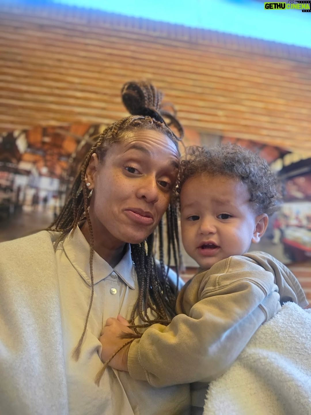 Jeirmarie Osorio - 3 Likes - Aquí con mi bebé. No supe cuál escoger, así que las puse todas! Ando muy envueltita con este proyecto personal y muy enamoradita de este amor y suuuuuper feliz de que mi vida en este momento no es como lo que esta viviendo Luisa en #velvetelnuevoimperio 
Les mandamos muchos besos y mucho amorcito rico. 💕