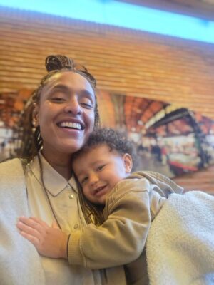 Jeirmarie Osorio Instagram - Aquí con mi bebé. No supe cuál escoger, así que las puse todas! Ando muy envueltita con este proyecto personal y muy enamoradita de este amor y suuuuuper feliz de que mi vida en este momento no es como lo que esta viviendo Luisa en #velvetelnuevoimperio 
Les mandamos muchos besos y mucho amorcito rico. 💕