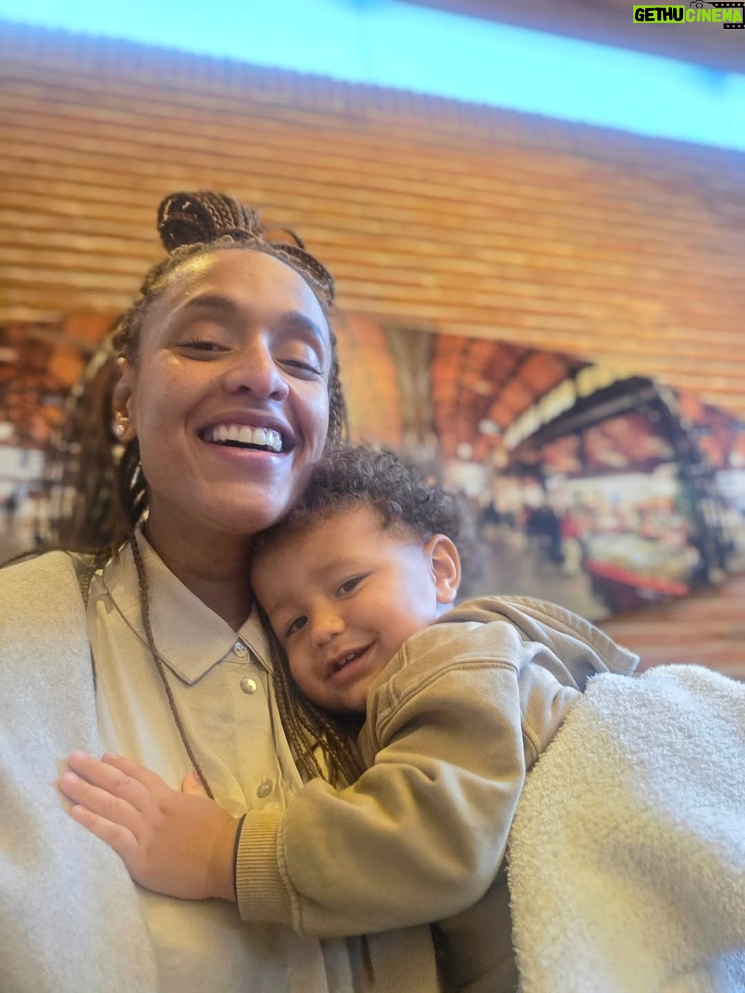 Jeirmarie Osorio - 3 Likes - Aquí con mi bebé. No supe cuál escoger, así que las puse todas! Ando muy envueltita con este proyecto personal y muy enamoradita de este amor y suuuuuper feliz de que mi vida en este momento no es como lo que esta viviendo Luisa en #velvetelnuevoimperio 
Les mandamos muchos besos y mucho amorcito rico. 💕