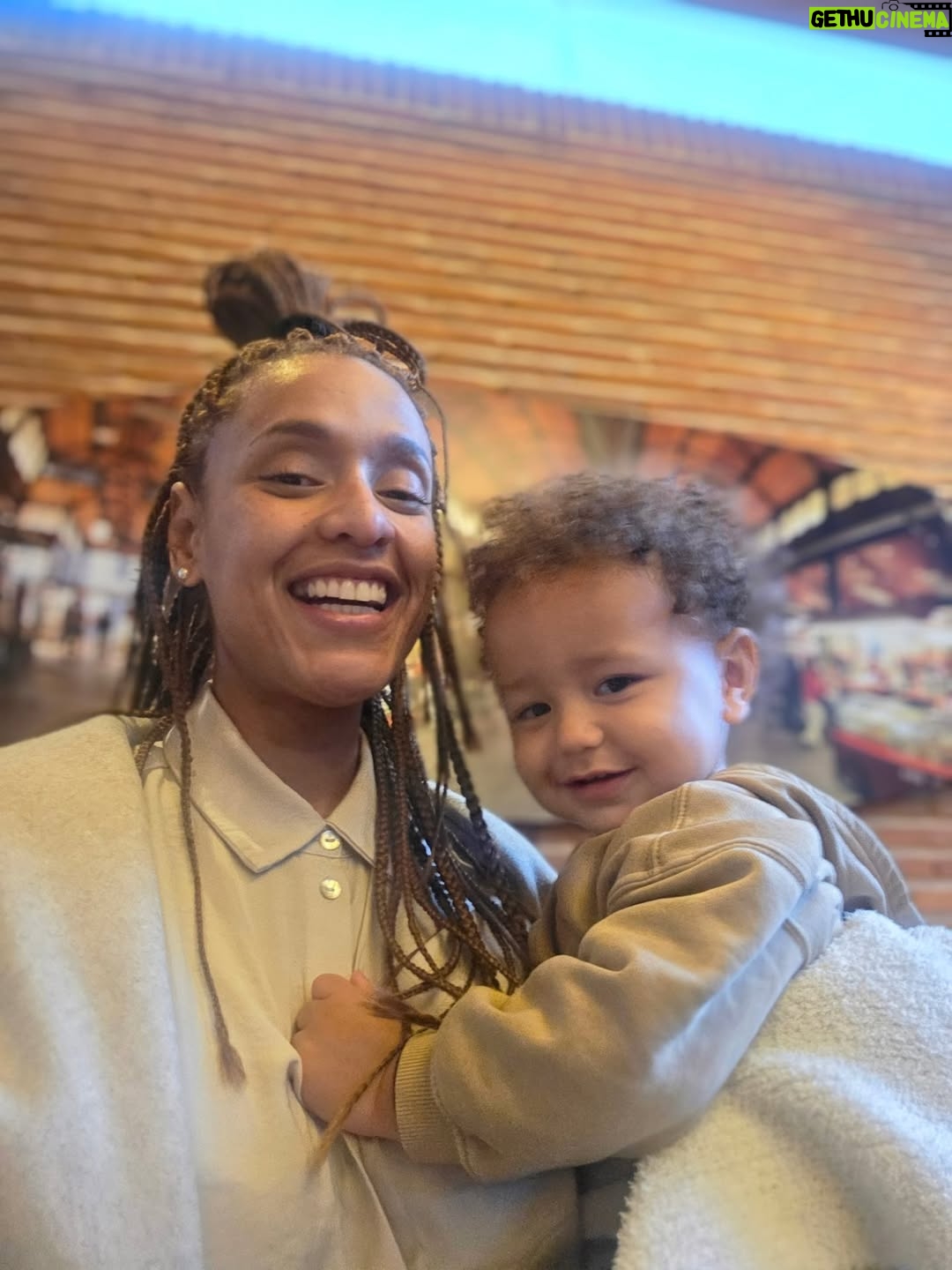 Jeirmarie Osorio - 3 Likes - Aquí con mi bebé. No supe cuál escoger, así que las puse todas! Ando muy envueltita con este proyecto personal y muy enamoradita de este amor y suuuuuper feliz de que mi vida en este momento no es como lo que esta viviendo Luisa en #velvetelnuevoimperio 
Les mandamos muchos besos y mucho amorcito rico. 💕