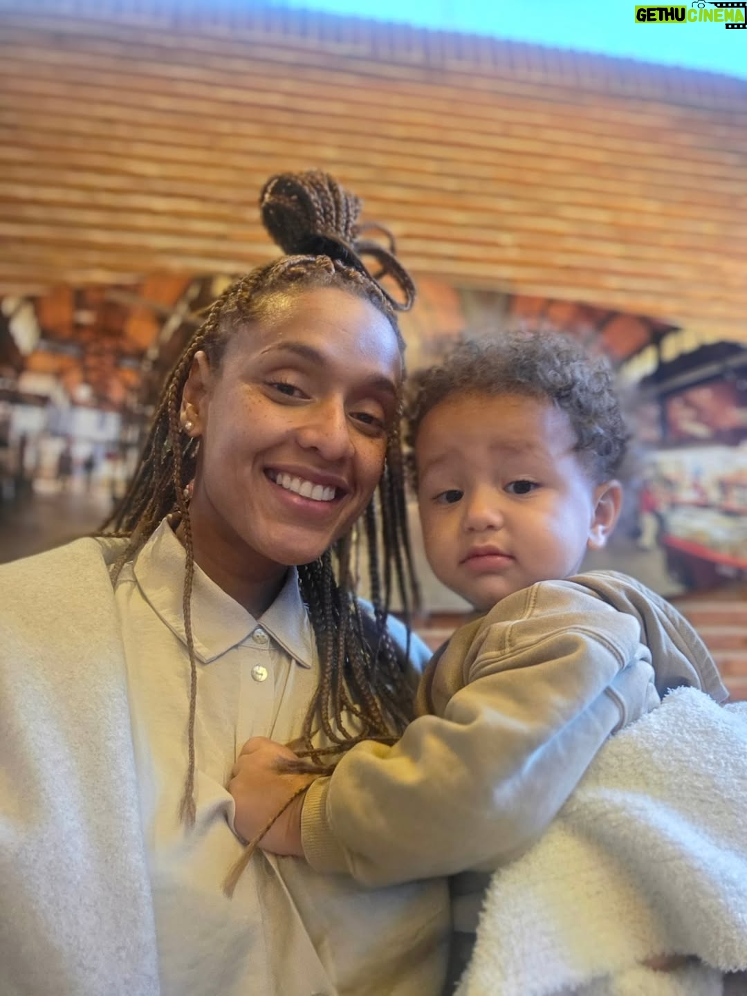 Jeirmarie Osorio - 3 Likes - Aquí con mi bebé. No supe cuál escoger, así que las puse todas! Ando muy envueltita con este proyecto personal y muy enamoradita de este amor y suuuuuper feliz de que mi vida en este momento no es como lo que esta viviendo Luisa en #velvetelnuevoimperio 
Les mandamos muchos besos y mucho amorcito rico. 💕