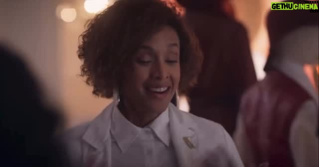 Jeirmarie Osorio - 90 Likes - ¡Mi escena favorita de toda la serie!
A Luisa la vida le empieza a sonreír nuevamente. Perooooooi decir que “Ponce es Ponce” en una novela de Telemundo me hace cerrar un círculo muy hermoso. ¿Qué cómo me siento? ¡Pues con el pecho inflao!  Mis compañeros de escena los ameeeeee y lo dieron todooooo! @tamarakovalchukk @jeronimocantillo @bernardofloresmx Gracias @soyvaroni por dejarme ser libre en esta escena. Ha sido GRANDE, para mí, pa mi islita y pa mi pueblo. #velvetelnuevoimperio