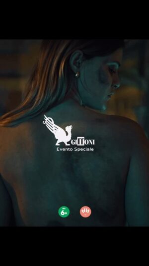 Jenny De Nucci Instagram - Mila è una giovane attrice che sconvolta da un lutto decide di tagliare ogni comunicazione con i social network e il mondo esterno. Inizia inspiegabilmente a ricevere alcuni messaggi all’interno delle pizze che ordina a domiclio. I messaggi la portano presto a perdere il confine tra realtà e fantasia. Chi sta provando a mettersi in contatto con lei? 

Ti Respiro sarà presentato al @giffoni_experience il 22 luglio 
e dallo stesso giorno sarà disponibile su @raiplay_official 

Ti Respiro è un cortometraggio WeShort Originals, scritto da Gualtiero Titta, diretto dal Duo Jab (Giuliano Giacomelli e Lorenzo Giovenga), con Jenny De Nucci.
Prodotto da Daitona, Panebarco e Limbo, in collaborazione con Not Jennifer, con il contributo di Mnemonica e Rain Frog, distribuito nei festival da Cattive Distribuzioni con il supporto di @giffonihub e Rai Cinema Channel.

#TiRespiro