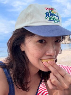 Jeon Hye-jin Instagram - 바다 사는 친구가 깎아주는 해변 복숭아.
숨 쉬러 올라오는 순간도 아까운 물고기 구경.
쨍한 하늘이 점점 높아지는 게 아숩네🍑🐟🐠🐡
