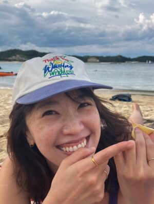 Jeon Hye-jin Instagram - 바다 사는 친구가 깎아주는 해변 복숭아.
숨 쉬러 올라오는 순간도 아까운 물고기 구경.
쨍한 하늘이 점점 높아지는 게 아숩네🍑🐟🐠🐡