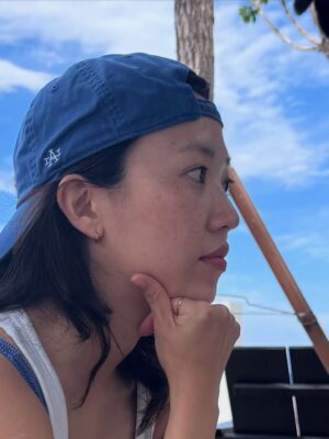 Jeon Hye-jin Instagram - 바다 사는 친구가 깎아주는 해변 복숭아.
숨 쉬러 올라오는 순간도 아까운 물고기 구경.
쨍한 하늘이 점점 높아지는 게 아숩네🍑🐟🐠🐡