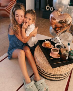 Jésica Cirio Instagram - ¡Felices 40 para mi! 🥳 Arrancando este día tan especial con la sorpresa más linda del mundo de mi persona favorita. Conectando con lo que me hace bien, rescatando lo simple y lo lindo de mi vida. Gracias por este amor tan incondicional Chlo! Sos mi vida entera. 🥹👧🏼❤️