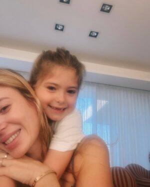 Jésica Cirio Instagram - ¡Felices 40 para mi! 🥳 Arrancando este día tan especial con la sorpresa más linda del mundo de mi persona favorita. Conectando con lo que me hace bien, rescatando lo simple y lo lindo de mi vida. Gracias por este amor tan incondicional Chlo! Sos mi vida entera. 🥹👧🏼❤️