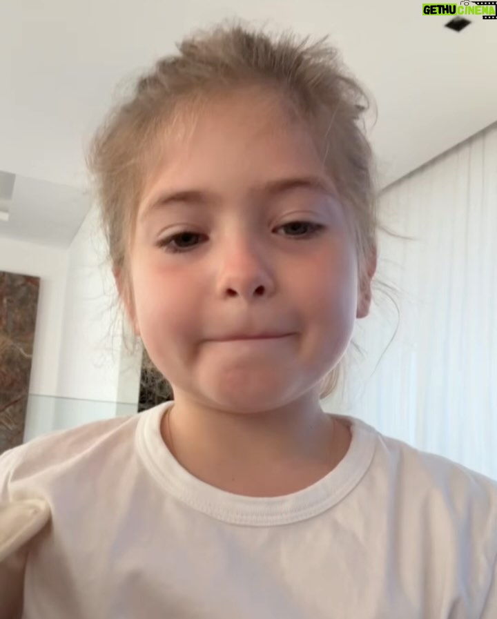 Jésica Cirio - 33.2K Likes - ¡Felices 40 para mi! 🥳 Arrancando este día tan especial con la sorpresa más linda del mundo de mi persona favorita. Conectando con lo que me hace bien, rescatando lo simple y lo lindo de mi vida. Gracias por este amor tan incondicional Chlo! Sos mi vida entera. 🥹👧🏼❤️