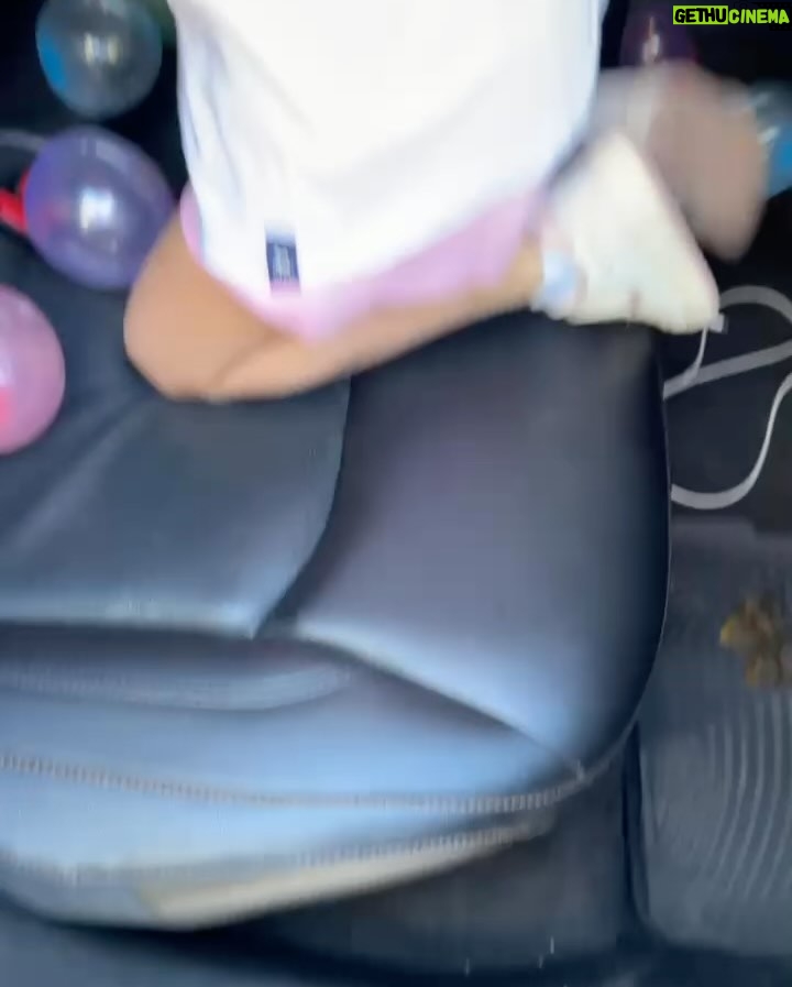 Jésica Cirio - 33.2K Likes - ¡Felices 40 para mi! 🥳 Arrancando este día tan especial con la sorpresa más linda del mundo de mi persona favorita. Conectando con lo que me hace bien, rescatando lo simple y lo lindo de mi vida. Gracias por este amor tan incondicional Chlo! Sos mi vida entera. 🥹👧🏼❤️