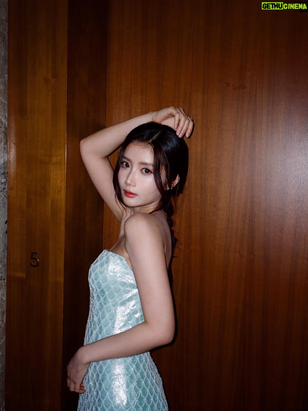 Jessica Chan Yee-Chun - 48.1K Likes - 四年多接近五年的時間，無數次質疑自己。有時會重溫早期的劇場片，實在是非常尷尬。但就是要強逼自己面對這種尷尬，才可以破釜沉舟，砍掉重來。人大了，發覺誠實面對自己，是很赤裸又千瘡百孔的過程，但總要捱過才能成長。

這條路上，我應該永遠都到不了完全體的那端，因為沒有最好，只有更好。但我想，比起四年前，我現在至少是進化體吧。哪怕是小小的baby step，也是值得高興。

《美麗西世界》是一條二零二五年新鮮滾熱辣的作品，心知未必是觀眾心目中有情意結的劇場，亦未必有很多人看過。但對我來說，它是這幾年來頭三位喜歡的作品，單純是因為拍攝過程中我感受到快樂和很大的滿足感，而且感恩導演給我機會展現潛藏的雙子座瘋癲性格，簡單來說就是我演得很爽很過癮。而且這條劇場很有意思，西世界真的美麗嗎？一點也不。

可以憑試當真最後一年的作品得獎，我就當是大家給我這個進化體的肯定。這是一張你們送給我的畢業成績表，感恩圓滿。

makeup/ @sakura.c_official 
hair/ @hue._lupus 
stylist/ @exactly.the.sam 
wardrobe/ FORBAI 
jewellery/ @chaumetofficial 
heels/ @jimmychoo
