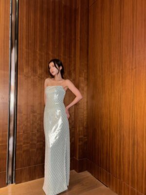 Jessica Chan Yee-Chun Instagram - 四年多接近五年的時間，無數次質疑自己。有時會重溫早期的劇場片，實在是非常尷尬。但就是要強逼自己面對這種尷尬，才可以破釜沉舟，砍掉重來。人大了，發覺誠實面對自己，是很赤裸又千瘡百孔的過程，但總要捱過才能成長。

這條路上，我應該永遠都到不了完全體的那端，因為沒有最好，只有更好。但我想，比起四年前，我現在至少是進化體吧。哪怕是小小的baby step，也是值得高興。

《美麗西世界》是一條二零二五年新鮮滾熱辣的作品，心知未必是觀眾心目中有情意結的劇場，亦未必有很多人看過。但對我來說，它是這幾年來頭三位喜歡的作品，單純是因為拍攝過程中我感受到快樂和很大的滿足感，而且感恩導演給我機會展現潛藏的雙子座瘋癲性格，簡單來說就是我演得很爽很過癮。而且這條劇場很有意思，西世界真的美麗嗎？一點也不。

可以憑試當真最後一年的作品得獎，我就當是大家給我這個進化體的肯定。這是一張你們送給我的畢業成績表，感恩圓滿。

makeup/ @sakura.c_official 
hair/ @hue._lupus 
stylist/ @exactly.the.sam 
wardrobe/ FORBAI 
jewellery/ @chaumetofficial 
heels/ @jimmychoo