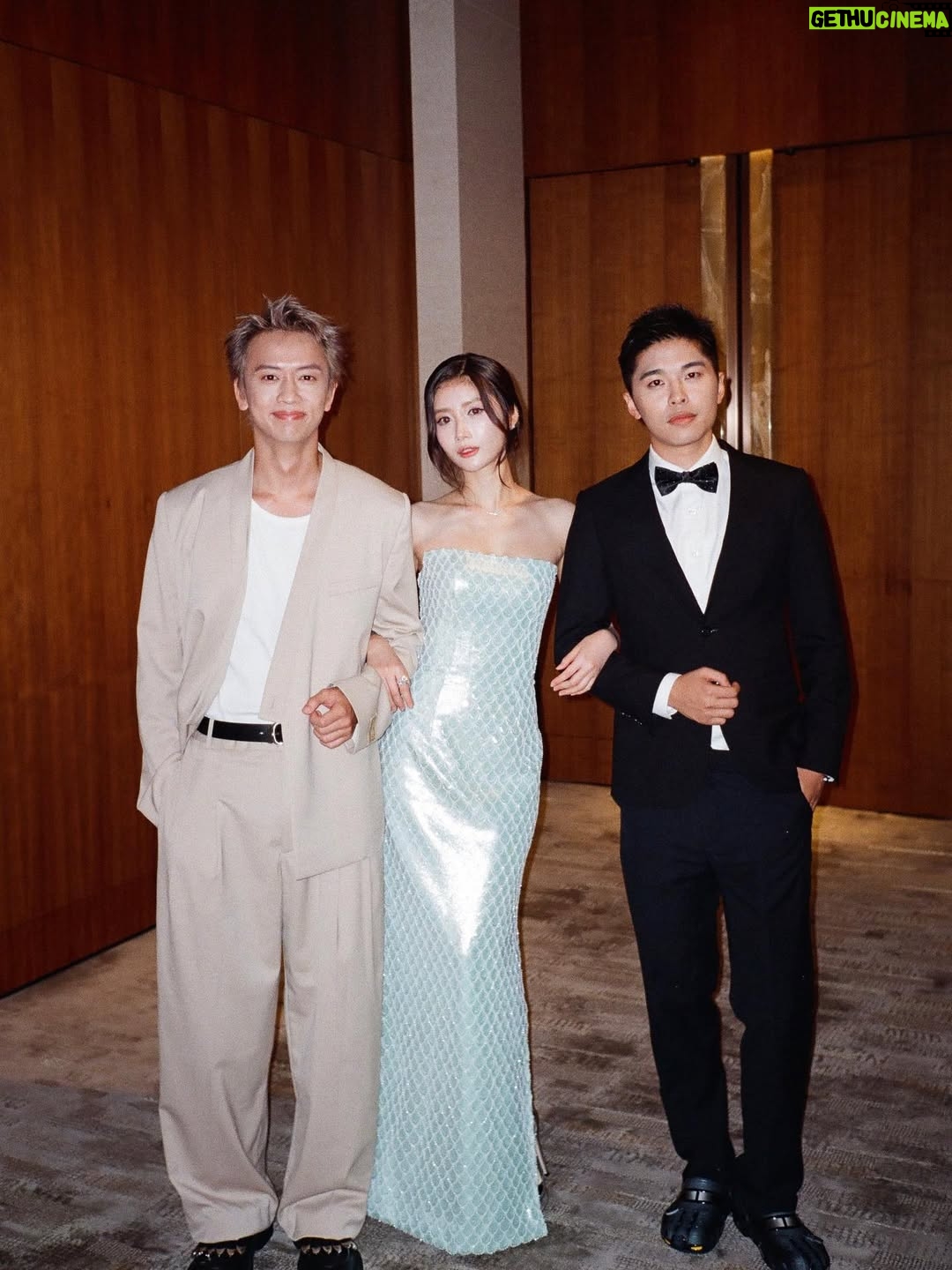 Jessica Chan Yee-Chun - 48.1K Likes - 四年多接近五年的時間，無數次質疑自己。有時會重溫早期的劇場片，實在是非常尷尬。但就是要強逼自己面對這種尷尬，才可以破釜沉舟，砍掉重來。人大了，發覺誠實面對自己，是很赤裸又千瘡百孔的過程，但總要捱過才能成長。

這條路上，我應該永遠都到不了完全體的那端，因為沒有最好，只有更好。但我想，比起四年前，我現在至少是進化體吧。哪怕是小小的baby step，也是值得高興。

《美麗西世界》是一條二零二五年新鮮滾熱辣的作品，心知未必是觀眾心目中有情意結的劇場，亦未必有很多人看過。但對我來說，它是這幾年來頭三位喜歡的作品，單純是因為拍攝過程中我感受到快樂和很大的滿足感，而且感恩導演給我機會展現潛藏的雙子座瘋癲性格，簡單來說就是我演得很爽很過癮。而且這條劇場很有意思，西世界真的美麗嗎？一點也不。

可以憑試當真最後一年的作品得獎，我就當是大家給我這個進化體的肯定。這是一張你們送給我的畢業成績表，感恩圓滿。

makeup/ @sakura.c_official 
hair/ @hue._lupus 
stylist/ @exactly.the.sam 
wardrobe/ FORBAI 
jewellery/ @chaumetofficial 
heels/ @jimmychoo