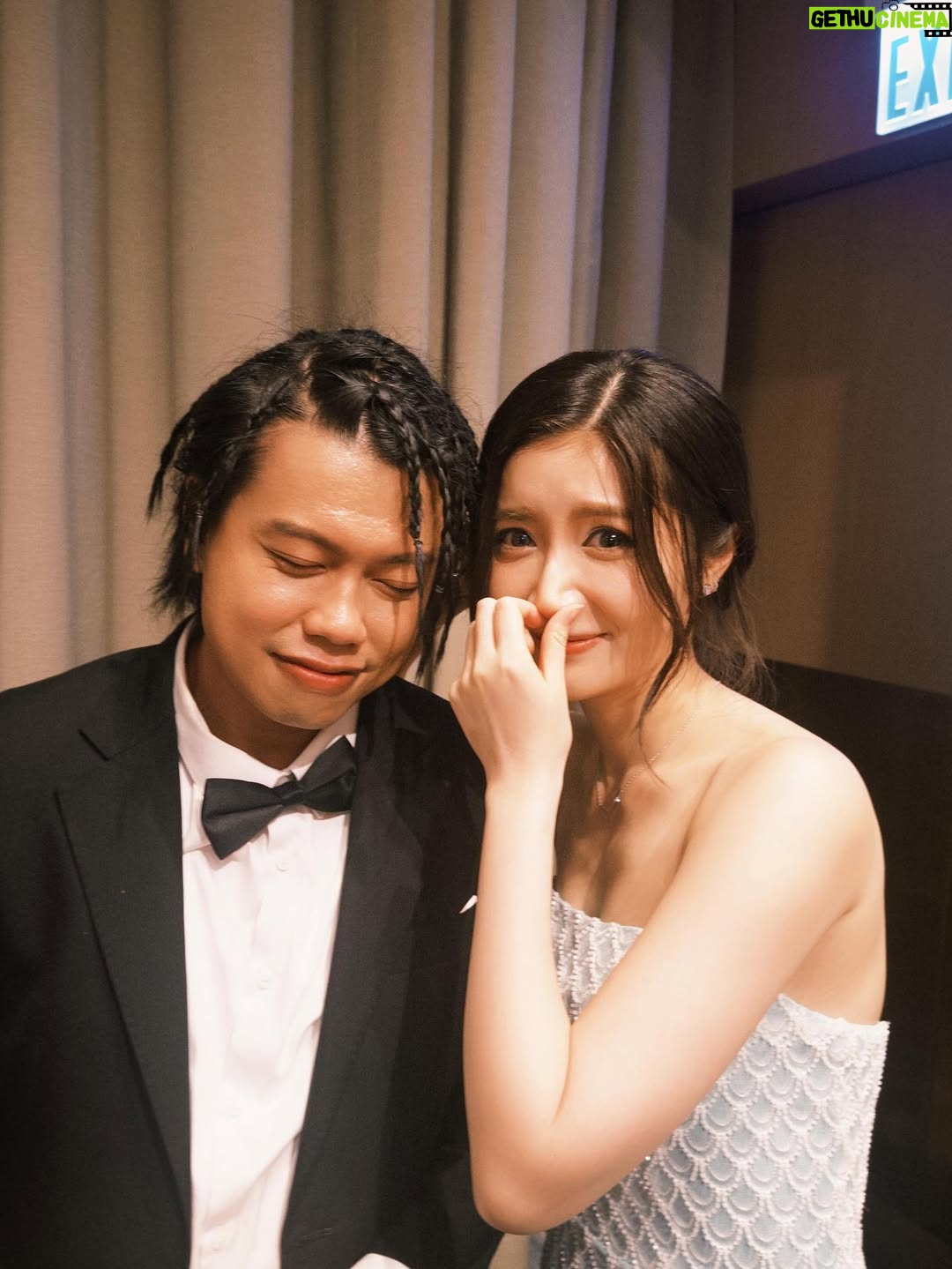 Jessica Chan Yee-Chun - 48.1K Likes - 四年多接近五年的時間，無數次質疑自己。有時會重溫早期的劇場片，實在是非常尷尬。但就是要強逼自己面對這種尷尬，才可以破釜沉舟，砍掉重來。人大了，發覺誠實面對自己，是很赤裸又千瘡百孔的過程，但總要捱過才能成長。

這條路上，我應該永遠都到不了完全體的那端，因為沒有最好，只有更好。但我想，比起四年前，我現在至少是進化體吧。哪怕是小小的baby step，也是值得高興。

《美麗西世界》是一條二零二五年新鮮滾熱辣的作品，心知未必是觀眾心目中有情意結的劇場，亦未必有很多人看過。但對我來說，它是這幾年來頭三位喜歡的作品，單純是因為拍攝過程中我感受到快樂和很大的滿足感，而且感恩導演給我機會展現潛藏的雙子座瘋癲性格，簡單來說就是我演得很爽很過癮。而且這條劇場很有意思，西世界真的美麗嗎？一點也不。

可以憑試當真最後一年的作品得獎，我就當是大家給我這個進化體的肯定。這是一張你們送給我的畢業成績表，感恩圓滿。

makeup/ @sakura.c_official 
hair/ @hue._lupus 
stylist/ @exactly.the.sam 
wardrobe/ FORBAI 
jewellery/ @chaumetofficial 
heels/ @jimmychoo