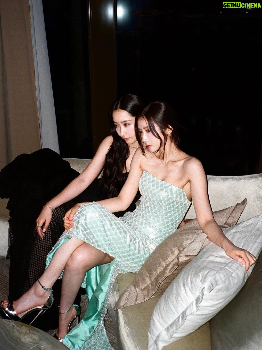 Jessica Chan Yee-Chun - 48.1K Likes - 四年多接近五年的時間，無數次質疑自己。有時會重溫早期的劇場片，實在是非常尷尬。但就是要強逼自己面對這種尷尬，才可以破釜沉舟，砍掉重來。人大了，發覺誠實面對自己，是很赤裸又千瘡百孔的過程，但總要捱過才能成長。

這條路上，我應該永遠都到不了完全體的那端，因為沒有最好，只有更好。但我想，比起四年前，我現在至少是進化體吧。哪怕是小小的baby step，也是值得高興。

《美麗西世界》是一條二零二五年新鮮滾熱辣的作品，心知未必是觀眾心目中有情意結的劇場，亦未必有很多人看過。但對我來說，它是這幾年來頭三位喜歡的作品，單純是因為拍攝過程中我感受到快樂和很大的滿足感，而且感恩導演給我機會展現潛藏的雙子座瘋癲性格，簡單來說就是我演得很爽很過癮。而且這條劇場很有意思，西世界真的美麗嗎？一點也不。

可以憑試當真最後一年的作品得獎，我就當是大家給我這個進化體的肯定。這是一張你們送給我的畢業成績表，感恩圓滿。

makeup/ @sakura.c_official 
hair/ @hue._lupus 
stylist/ @exactly.the.sam 
wardrobe/ FORBAI 
jewellery/ @chaumetofficial 
heels/ @jimmychoo
