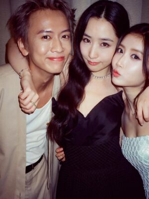 Jessica Chan Yee-Chun Instagram - 四年多接近五年的時間，無數次質疑自己。有時會重溫早期的劇場片，實在是非常尷尬。但就是要強逼自己面對這種尷尬，才可以破釜沉舟，砍掉重來。人大了，發覺誠實面對自己，是很赤裸又千瘡百孔的過程，但總要捱過才能成長。

這條路上，我應該永遠都到不了完全體的那端，因為沒有最好，只有更好。但我想，比起四年前，我現在至少是進化體吧。哪怕是小小的baby step，也是值得高興。

《美麗西世界》是一條二零二五年新鮮滾熱辣的作品，心知未必是觀眾心目中有情意結的劇場，亦未必有很多人看過。但對我來說，它是這幾年來頭三位喜歡的作品，單純是因為拍攝過程中我感受到快樂和很大的滿足感，而且感恩導演給我機會展現潛藏的雙子座瘋癲性格，簡單來說就是我演得很爽很過癮。而且這條劇場很有意思，西世界真的美麗嗎？一點也不。

可以憑試當真最後一年的作品得獎，我就當是大家給我這個進化體的肯定。這是一張你們送給我的畢業成績表，感恩圓滿。

makeup/ @sakura.c_official 
hair/ @hue._lupus 
stylist/ @exactly.the.sam 
wardrobe/ FORBAI 
jewellery/ @chaumetofficial 
heels/ @jimmychoo