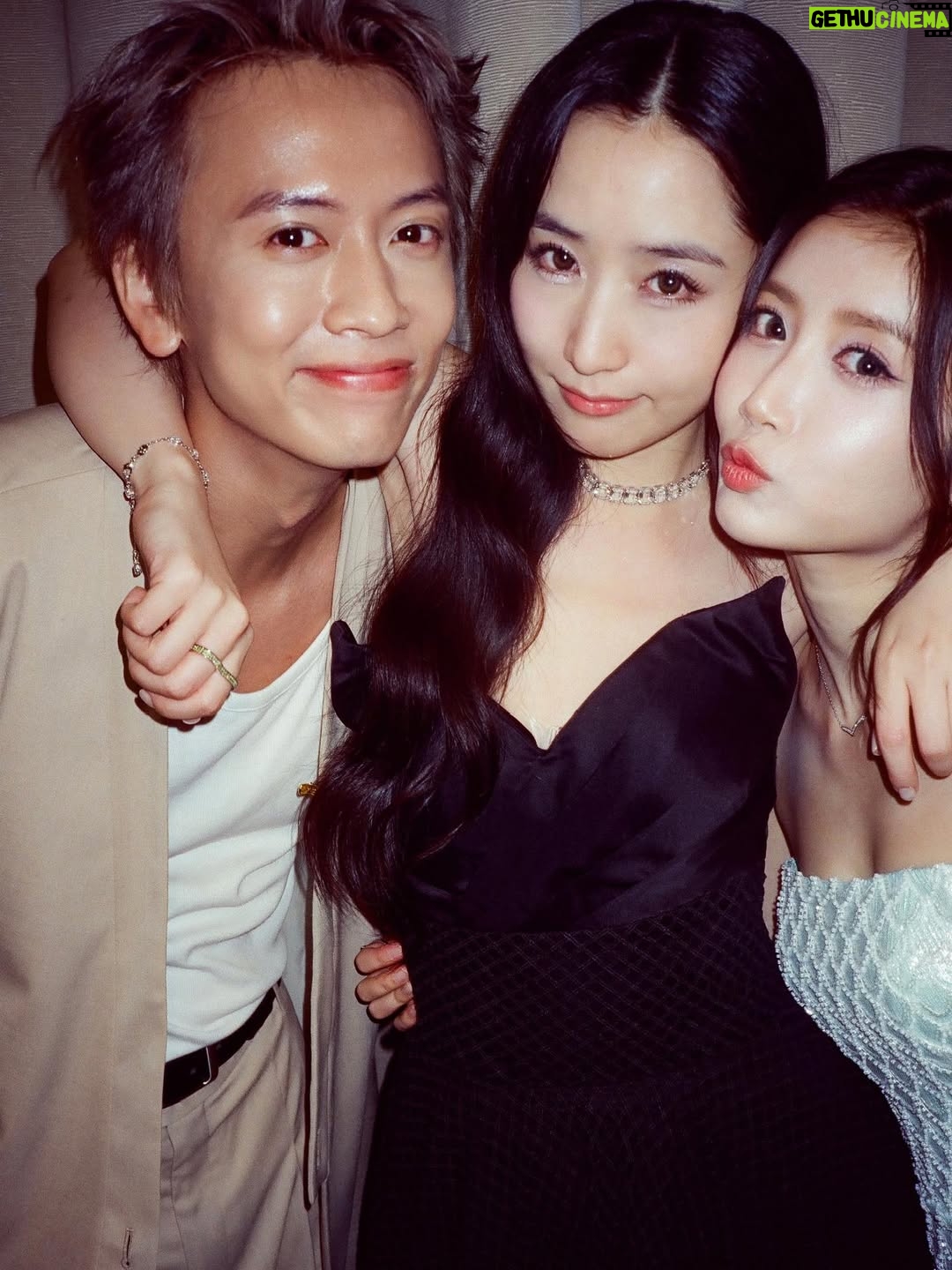 Jessica Chan Yee-Chun - 48.1K Likes - 四年多接近五年的時間，無數次質疑自己。有時會重溫早期的劇場片，實在是非常尷尬。但就是要強逼自己面對這種尷尬，才可以破釜沉舟，砍掉重來。人大了，發覺誠實面對自己，是很赤裸又千瘡百孔的過程，但總要捱過才能成長。

這條路上，我應該永遠都到不了完全體的那端，因為沒有最好，只有更好。但我想，比起四年前，我現在至少是進化體吧。哪怕是小小的baby step，也是值得高興。

《美麗西世界》是一條二零二五年新鮮滾熱辣的作品，心知未必是觀眾心目中有情意結的劇場，亦未必有很多人看過。但對我來說，它是這幾年來頭三位喜歡的作品，單純是因為拍攝過程中我感受到快樂和很大的滿足感，而且感恩導演給我機會展現潛藏的雙子座瘋癲性格，簡單來說就是我演得很爽很過癮。而且這條劇場很有意思，西世界真的美麗嗎？一點也不。

可以憑試當真最後一年的作品得獎，我就當是大家給我這個進化體的肯定。這是一張你們送給我的畢業成績表，感恩圓滿。

makeup/ @sakura.c_official 
hair/ @hue._lupus 
stylist/ @exactly.the.sam 
wardrobe/ FORBAI 
jewellery/ @chaumetofficial 
heels/ @jimmychoo