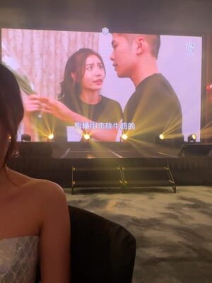 Jessica Chan Yee-Chun Instagram - 四年多接近五年的時間，無數次質疑自己。有時會重溫早期的劇場片，實在是非常尷尬。但就是要強逼自己面對這種尷尬，才可以破釜沉舟，砍掉重來。人大了，發覺誠實面對自己，是很赤裸又千瘡百孔的過程，但總要捱過才能成長。

這條路上，我應該永遠都到不了完全體的那端，因為沒有最好，只有更好。但我想，比起四年前，我現在至少是進化體吧。哪怕是小小的baby step，也是值得高興。

《美麗西世界》是一條二零二五年新鮮滾熱辣的作品，心知未必是觀眾心目中有情意結的劇場，亦未必有很多人看過。但對我來說，它是這幾年來頭三位喜歡的作品，單純是因為拍攝過程中我感受到快樂和很大的滿足感，而且感恩導演給我機會展現潛藏的雙子座瘋癲性格，簡單來說就是我演得很爽很過癮。而且這條劇場很有意思，西世界真的美麗嗎？一點也不。

可以憑試當真最後一年的作品得獎，我就當是大家給我這個進化體的肯定。這是一張你們送給我的畢業成績表，感恩圓滿。

makeup/ @sakura.c_official 
hair/ @hue._lupus 
stylist/ @exactly.the.sam 
wardrobe/ FORBAI 
jewellery/ @chaumetofficial 
heels/ @jimmychoo