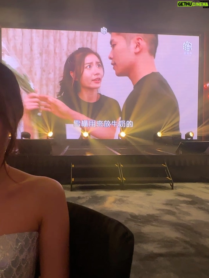 Jessica Chan Yee-Chun - 48.1K Likes - 四年多接近五年的時間，無數次質疑自己。有時會重溫早期的劇場片，實在是非常尷尬。但就是要強逼自己面對這種尷尬，才可以破釜沉舟，砍掉重來。人大了，發覺誠實面對自己，是很赤裸又千瘡百孔的過程，但總要捱過才能成長。

這條路上，我應該永遠都到不了完全體的那端，因為沒有最好，只有更好。但我想，比起四年前，我現在至少是進化體吧。哪怕是小小的baby step，也是值得高興。

《美麗西世界》是一條二零二五年新鮮滾熱辣的作品，心知未必是觀眾心目中有情意結的劇場，亦未必有很多人看過。但對我來說，它是這幾年來頭三位喜歡的作品，單純是因為拍攝過程中我感受到快樂和很大的滿足感，而且感恩導演給我機會展現潛藏的雙子座瘋癲性格，簡單來說就是我演得很爽很過癮。而且這條劇場很有意思，西世界真的美麗嗎？一點也不。

可以憑試當真最後一年的作品得獎，我就當是大家給我這個進化體的肯定。這是一張你們送給我的畢業成績表，感恩圓滿。

makeup/ @sakura.c_official 
hair/ @hue._lupus 
stylist/ @exactly.the.sam 
wardrobe/ FORBAI 
jewellery/ @chaumetofficial 
heels/ @jimmychoo
