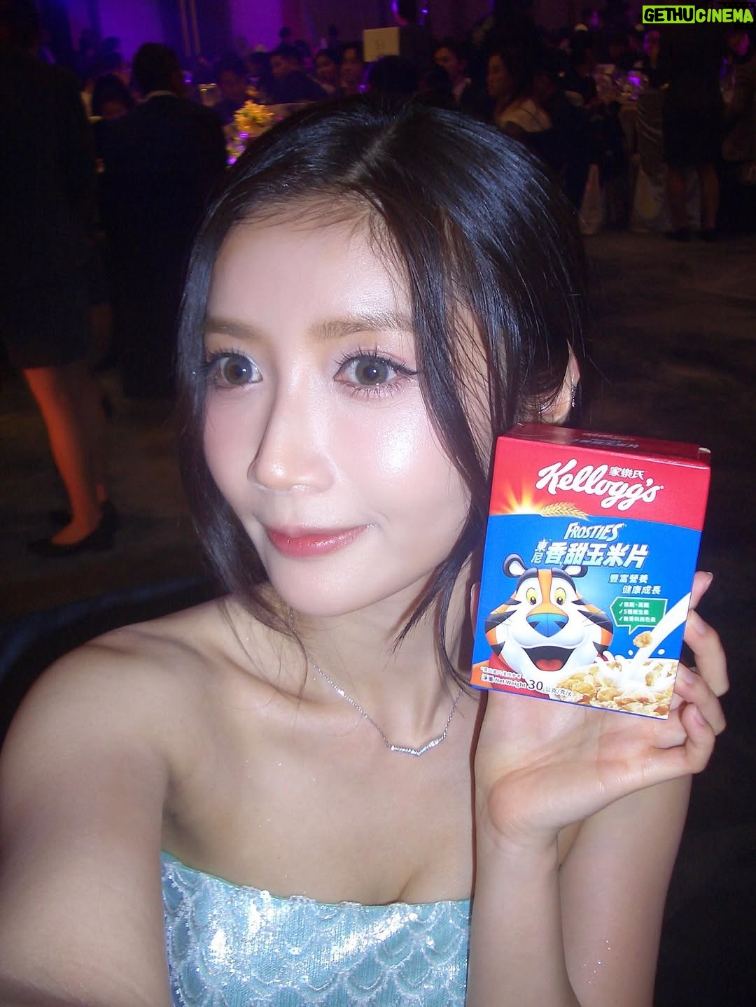 Jessica Chan Yee-Chun - 48.1K Likes - 四年多接近五年的時間，無數次質疑自己。有時會重溫早期的劇場片，實在是非常尷尬。但就是要強逼自己面對這種尷尬，才可以破釜沉舟，砍掉重來。人大了，發覺誠實面對自己，是很赤裸又千瘡百孔的過程，但總要捱過才能成長。

這條路上，我應該永遠都到不了完全體的那端，因為沒有最好，只有更好。但我想，比起四年前，我現在至少是進化體吧。哪怕是小小的baby step，也是值得高興。

《美麗西世界》是一條二零二五年新鮮滾熱辣的作品，心知未必是觀眾心目中有情意結的劇場，亦未必有很多人看過。但對我來說，它是這幾年來頭三位喜歡的作品，單純是因為拍攝過程中我感受到快樂和很大的滿足感，而且感恩導演給我機會展現潛藏的雙子座瘋癲性格，簡單來說就是我演得很爽很過癮。而且這條劇場很有意思，西世界真的美麗嗎？一點也不。

可以憑試當真最後一年的作品得獎，我就當是大家給我這個進化體的肯定。這是一張你們送給我的畢業成績表，感恩圓滿。

makeup/ @sakura.c_official 
hair/ @hue._lupus 
stylist/ @exactly.the.sam 
wardrobe/ FORBAI 
jewellery/ @chaumetofficial 
heels/ @jimmychoo