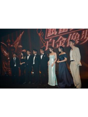 Jessica Chan Yee-Chun Instagram - 四年多接近五年的時間，無數次質疑自己。有時會重溫早期的劇場片，實在是非常尷尬。但就是要強逼自己面對這種尷尬，才可以破釜沉舟，砍掉重來。人大了，發覺誠實面對自己，是很赤裸又千瘡百孔的過程，但總要捱過才能成長。

這條路上，我應該永遠都到不了完全體的那端，因為沒有最好，只有更好。但我想，比起四年前，我現在至少是進化體吧。哪怕是小小的baby step，也是值得高興。

《美麗西世界》是一條二零二五年新鮮滾熱辣的作品，心知未必是觀眾心目中有情意結的劇場，亦未必有很多人看過。但對我來說，它是這幾年來頭三位喜歡的作品，單純是因為拍攝過程中我感受到快樂和很大的滿足感，而且感恩導演給我機會展現潛藏的雙子座瘋癲性格，簡單來說就是我演得很爽很過癮。而且這條劇場很有意思，西世界真的美麗嗎？一點也不。

可以憑試當真最後一年的作品得獎，我就當是大家給我這個進化體的肯定。這是一張你們送給我的畢業成績表，感恩圓滿。

makeup/ @sakura.c_official 
hair/ @hue._lupus 
stylist/ @exactly.the.sam 
wardrobe/ FORBAI 
jewellery/ @chaumetofficial 
heels/ @jimmychoo