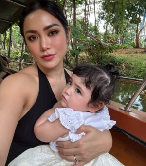 Jessica Iskandar Instagram - Safari with noni Jiaa, mencari teman-teman Tarzan.