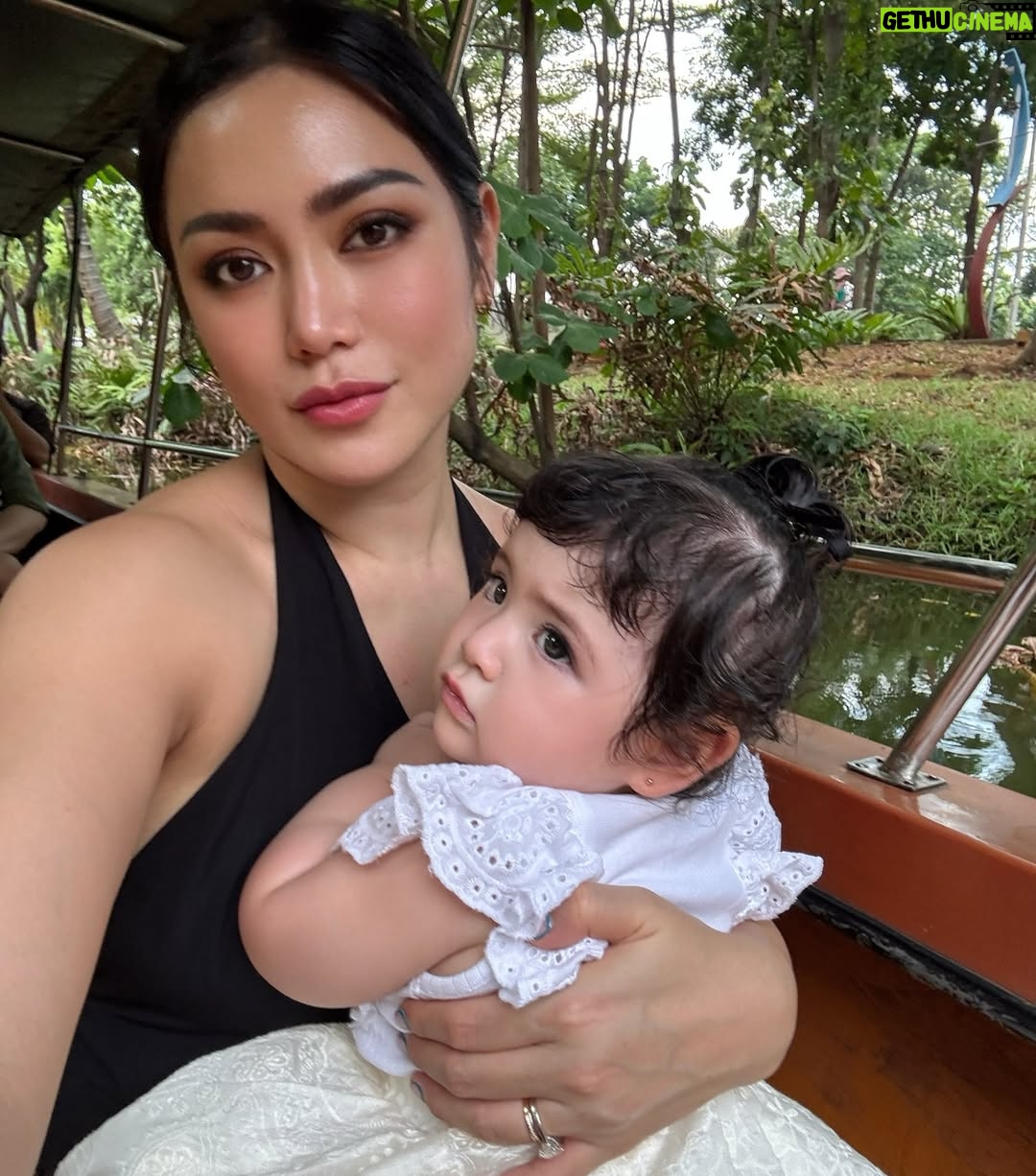 Jessica Iskandar - 295.3K Likes - Safari with noni Jiaa, mencari teman-teman Tarzan.
