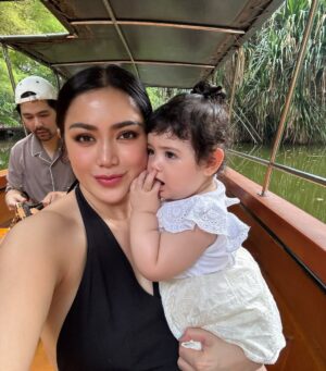 Jessica Iskandar Instagram - Safari with noni Jiaa, mencari teman-teman Tarzan.