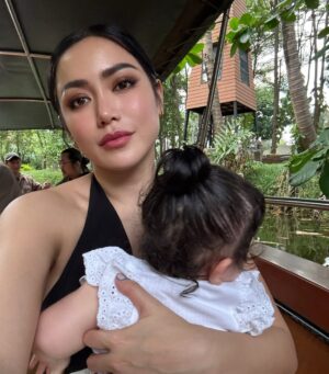 Jessica Iskandar Instagram - Safari with noni Jiaa, mencari teman-teman Tarzan.