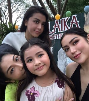 Jessica Iskandar Instagram - Safari with noni Jiaa, mencari teman-teman Tarzan.