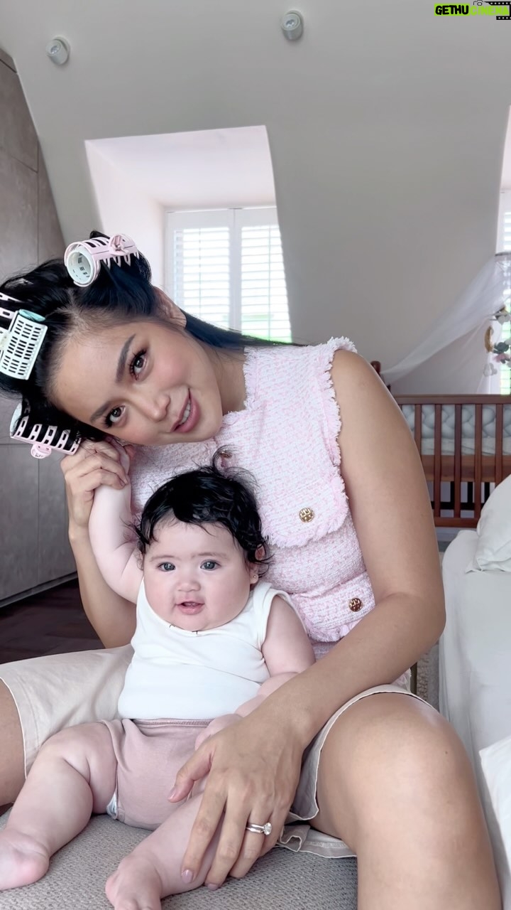 Jessica Iskandar - 871.2K Likes - Umur segini aku masih suka majn boneka-bonekaan