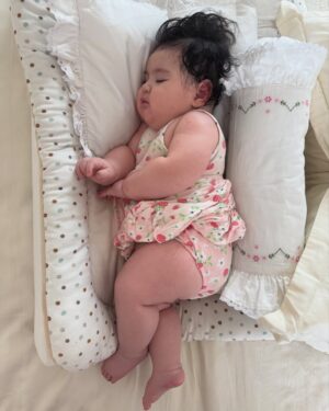 Jessica Iskandar Instagram - Pemesanan paket atas nama Jessica Iskandar. Telah tiba pukul 14.58. Diterima oleh suaminya Vincent di lokasi. Paket mulus dan garansi toko sampai 3 hari kedepan. Toko minta maaf boxnya kekecilan. By admin #paket #satisfying #open #fyp #baby #hagia #nonijia