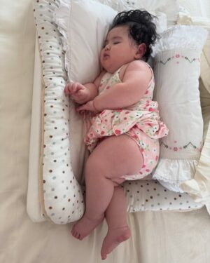 Jessica Iskandar Instagram - Pemesanan paket atas nama Jessica Iskandar. Telah tiba pukul 14.58. Diterima oleh suaminya Vincent di lokasi. Paket mulus dan garansi toko sampai 3 hari kedepan. Toko minta maaf boxnya kekecilan. By admin #paket #satisfying #open #fyp #baby #hagia #nonijia